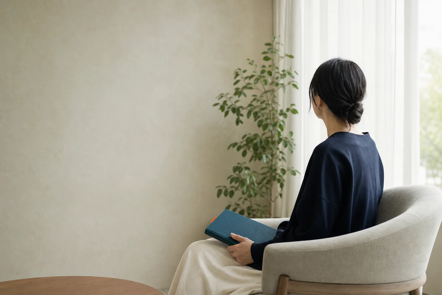 窓辺で、自分のこれからを考える人